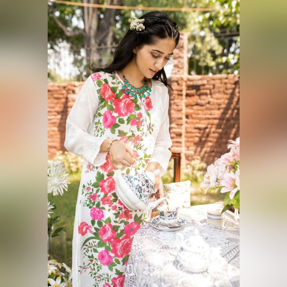 New boutique Lucknowi Chikankari White Cotton Kurti With Inner- Kurti Fo…